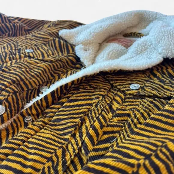 Levi Strauss & Co. Corduroy Sherpa Lined Tiger Stripe Trucker Jacket - Picture 4 of 8